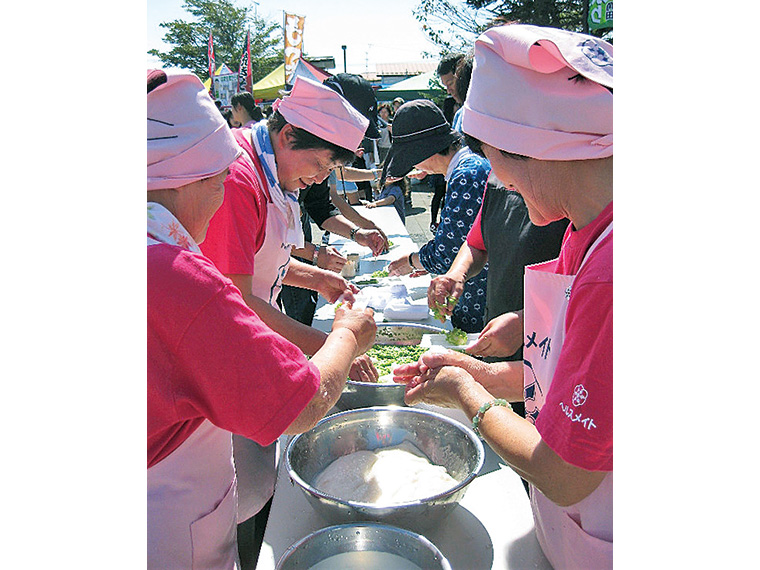 ずんだもち作り。秘伝豆は旬の時期が9月下旬から10月上旬。香りがよく、甘みが強い