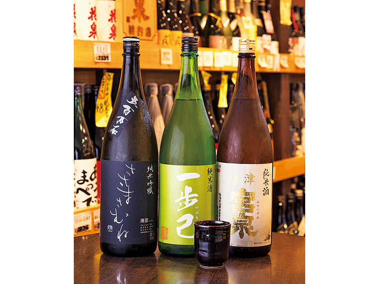 『橘内酒店』で扱う銘酒の数々。左から「ささまさむね 五百万石 火入れ」（3,200円）、「一歩己 純米酒」（2,674円）、「宮泉 純米酒」（3,078円）