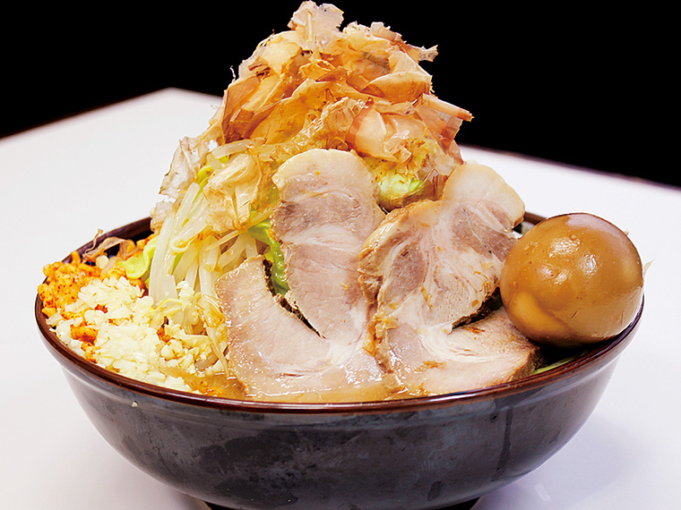 「野郎らーめんスペシャル」(900円)。ボリュームたっぷりの麺に、こんもり野菜、チャーシュー、味玉が乗った人気の一杯。ニンニク増し、辛揚げ増し、野菜増しができるので、好みで注文しよう。エネルギーチャージに!!