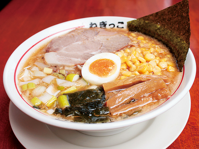 「札幌濃厚みそラーメン」(700円)。特製ブレンド味噌が濃厚でクセになる一杯。特別な食用オイルを使っており、最後の一口までアツアツ!卓上にあるニンニクをたっぷり入れて、スタミナ増しにして味わうのもおすすめ