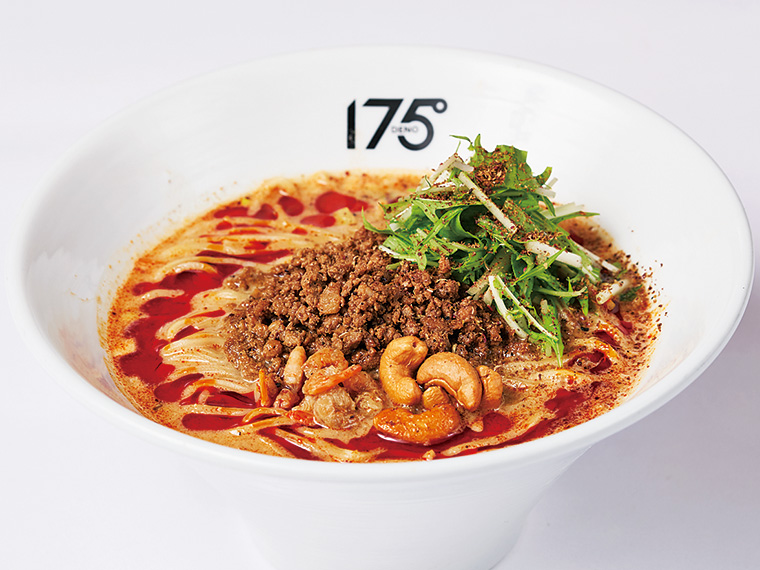 担担麺(汁あり・900円)。丁寧に旨みを抽出した鶏ガラスープに濃厚なゴマの香りが引き立つ。化学調味料を使用せず、 四川料理の技法でエビの旨みを引き出し、花椒の香り、痺れと相まって最後まで飲み干せる