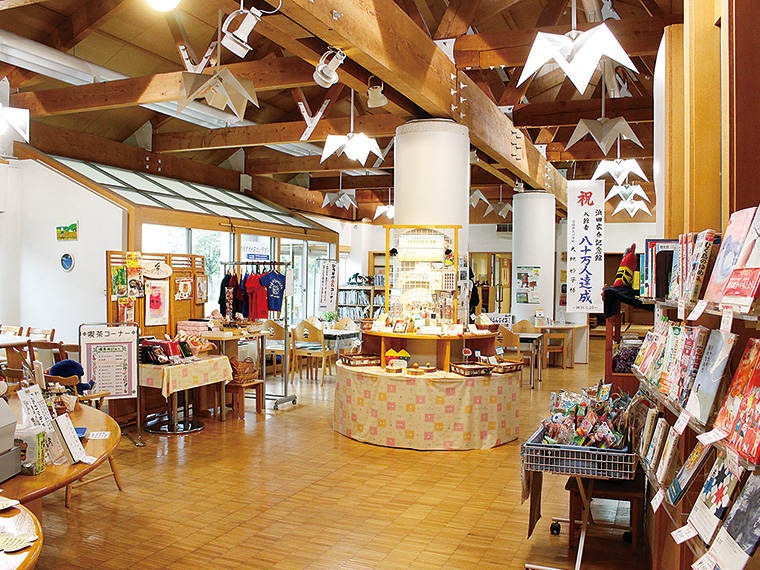 オープンスペースには、広介作品などが並ぶ小さな図書館や、喫茶・売店コーナーがある