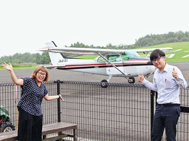 【CJ編集部・及Ｐ（写真左）】 楽しいこと大好き女子！空を飛べると聞いたので飛びついて立候補 【CJ編集部・玉Ｐ（写真右）】 セスナ乗れるって男のロマンでしょ!?乗るしかないでしょ!?