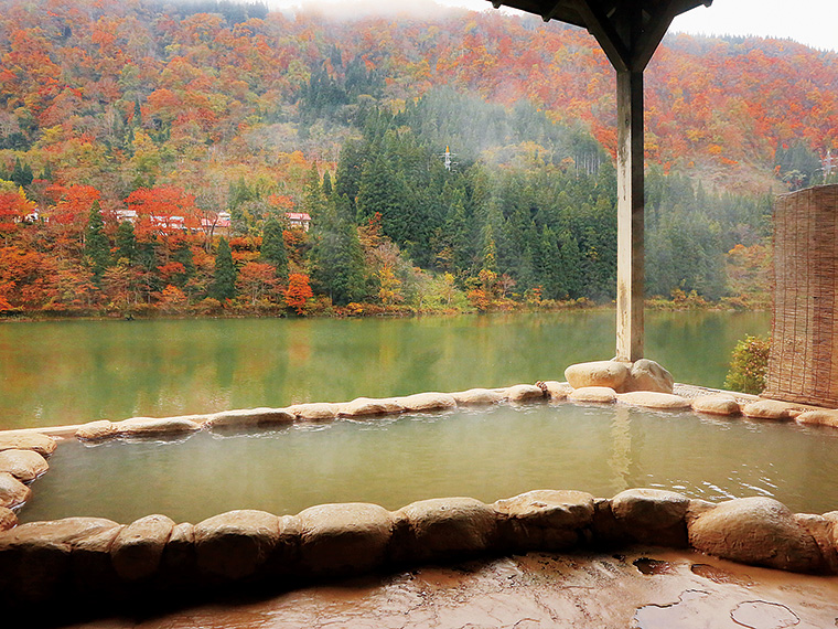 露天風呂から眺める、対岸の山を彩る紅葉はひときわ美しい