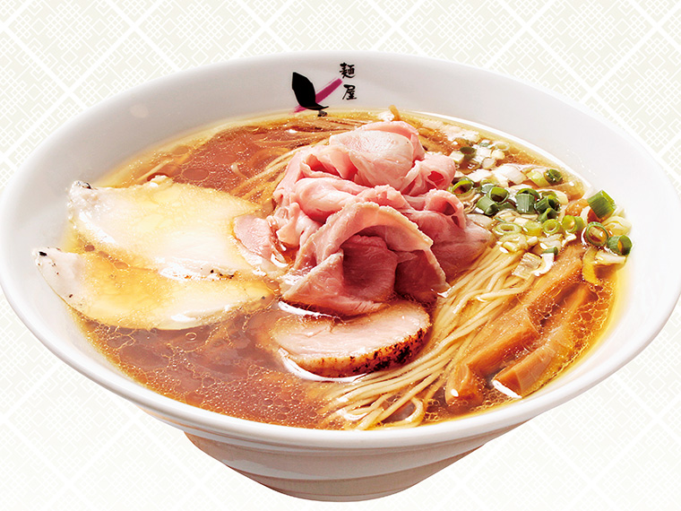 「田舎の醤油」(800円)。鶏ムネ・豚肩・鴨モモ肉を低温調理したチャーシューは絶品。仕上げにかける比内地鶏の油が鶏の旨みをさらに引き立てる