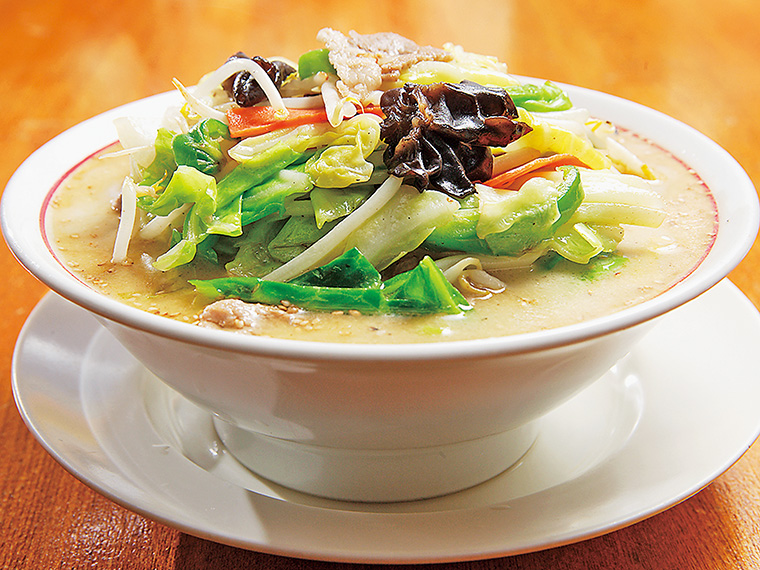 「野菜ラーメン しお味」（750円）。シャキシャキ食感の野菜がたっぷり、ボリューム満点の『ねぎっこ』看板メニュー。野菜にマッチする「しお味」が人気