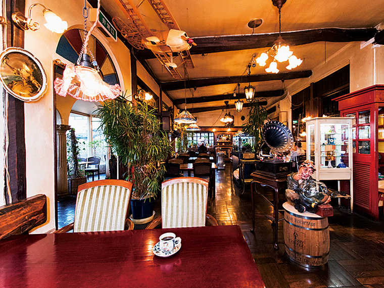 明治44年に建てられた会津の蔵を移築し、店舗にリニューアル。クラシックカーやレトロなインテリアに彩られた店内は、心落ち着く雰囲気が漂う
