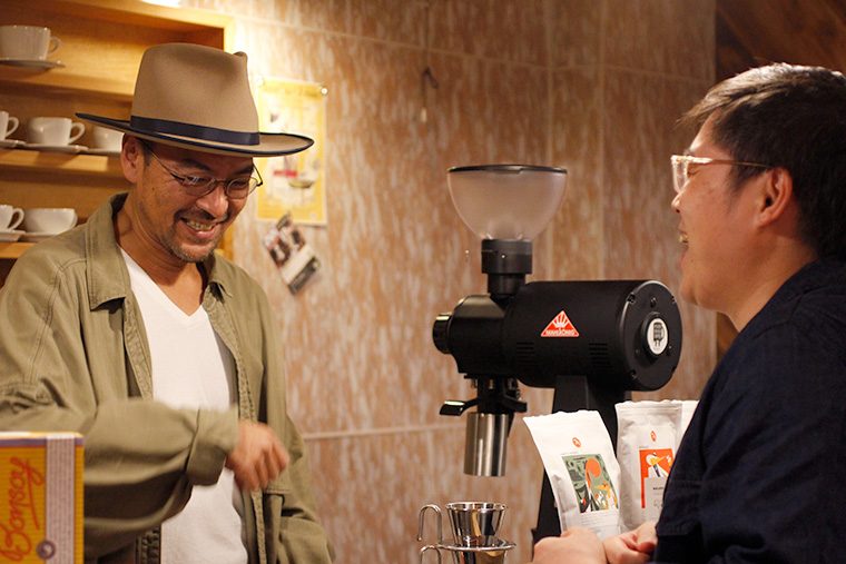 取材場所を提供していただいた「RIVER BEACH COFFEE」オーナー・誠さん(左)と山崎さん