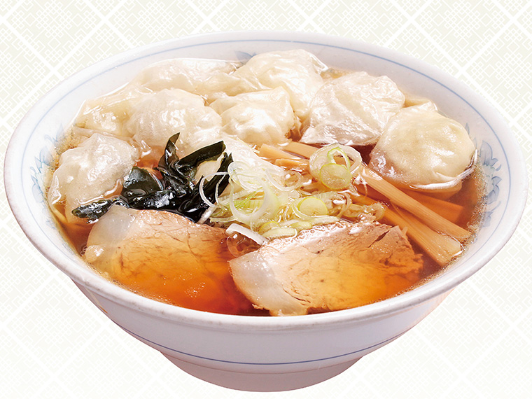 「ワンタンメン」(680円)。極薄の皮で挽肉を包んだワンタンと中太のちぢれ麺が半分ずつ。チャーシューものって、満足感たっぷり