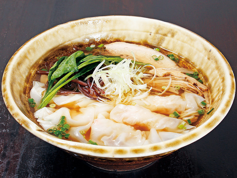 「海老ワンタンめん」(850円)。トロンと口に吸い込まれたワンタンからは、プリっとした海老の食感と共に旨みが広がり、柚子の香りが追いかけてくる