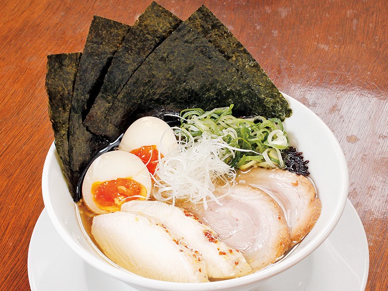 「特製塩らぁ麺」(1,000円)。醤油と並んで人気の「塩らぁ麺」(800円)。旨みを凝縮した澄んだスープが美味。特製版は、特製味玉と倍量のチャーシュー、たっぷりの海苔がのる。お腹いっぱい食べたい方におすすめ!
