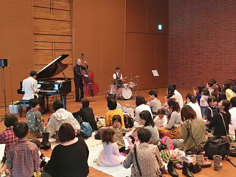 会津若松市と仙台市の公演ではピアノ、ギター、ドラムスの編成となる(写真はピアノ、ベース、ドラムス)