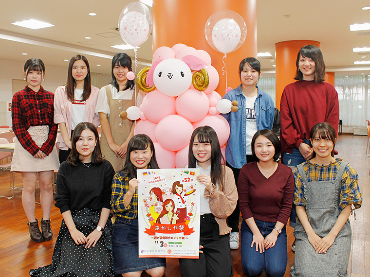 今年のテーマは「桜の聖母短大にイッテQ!」です、と実行委員の皆さん