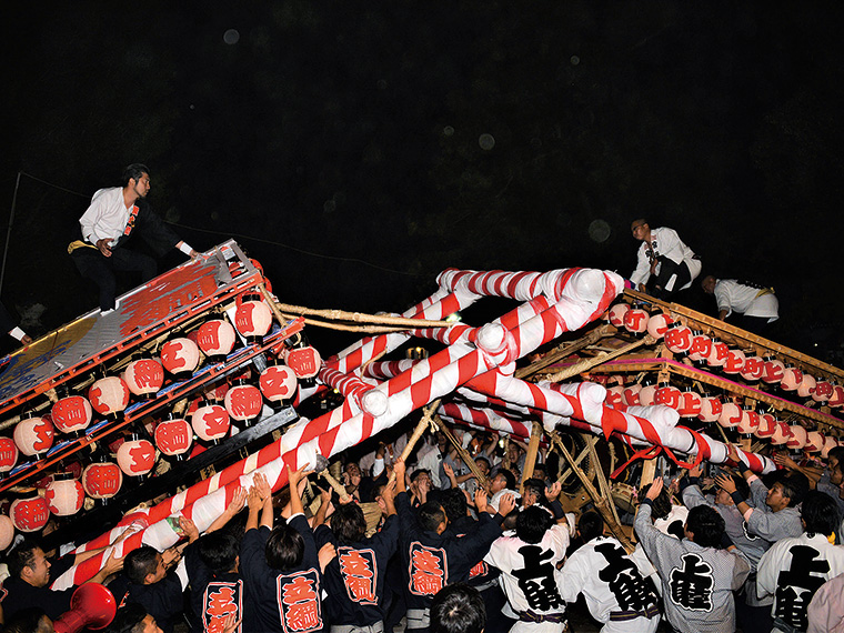 重さ1tの屋台がぶつかり合う姿は迫力満点。威勢の良い若者たちにかつがれた各町の太鼓屋台のデザインにも注目したい