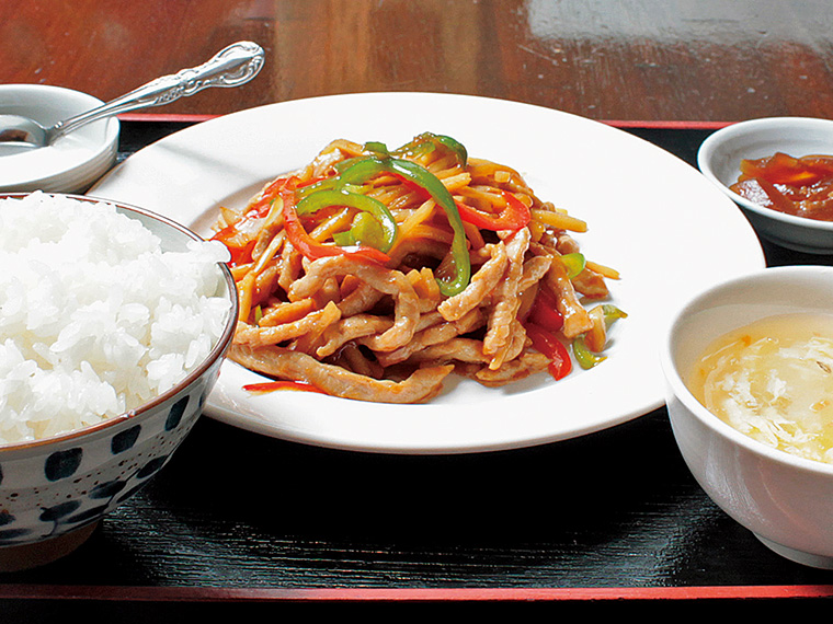 週替ランチ（青椒肉絲）756円〈週替わりのメイン・スープ・小鉢・杏仁豆腐〉【提供時間11：00〜14：30】