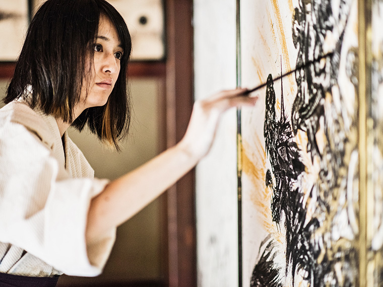 高村智恵子の生家で行われた、小松美羽の公開制作の様子(2016年「重陽の芸術祭」)