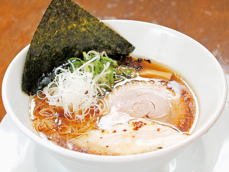 「醤油らぁ麺」（780円）。ダシの力強い味わいと香ばしい醤油ダレがマッチした定番の一杯。ネギ3種、チャーシュー2種、メンマと海苔がのる