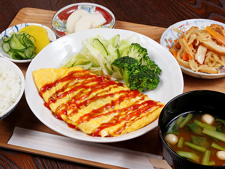 日替わりランチA(800円)の例。しょうが焼きやオムレツなどがメインに