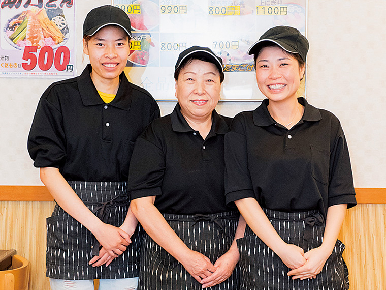 「うまい、早い、安いをモットーに、新鮮な魚介を取り揃えてお待ちしています!」とスタッフの皆さん