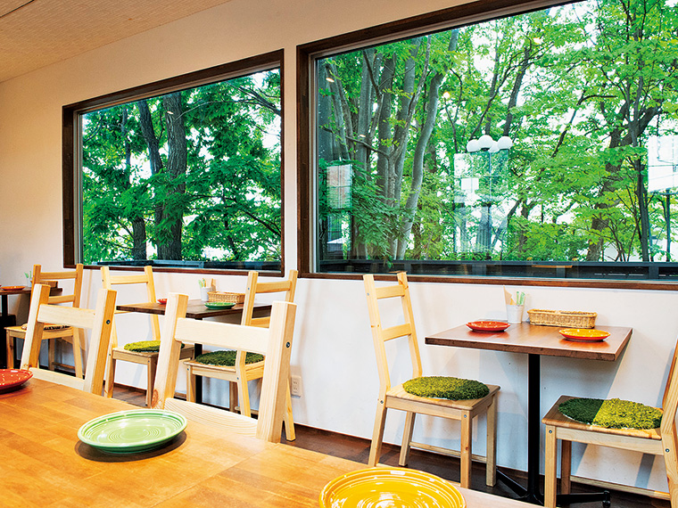 白や木目を基調としたシンプルな内装のテーブル席。落ち着いた 空間でゆっくりと食事を楽しもう。窓から眺める景色に季節を感 じながら、優雅な時間を過ごせる