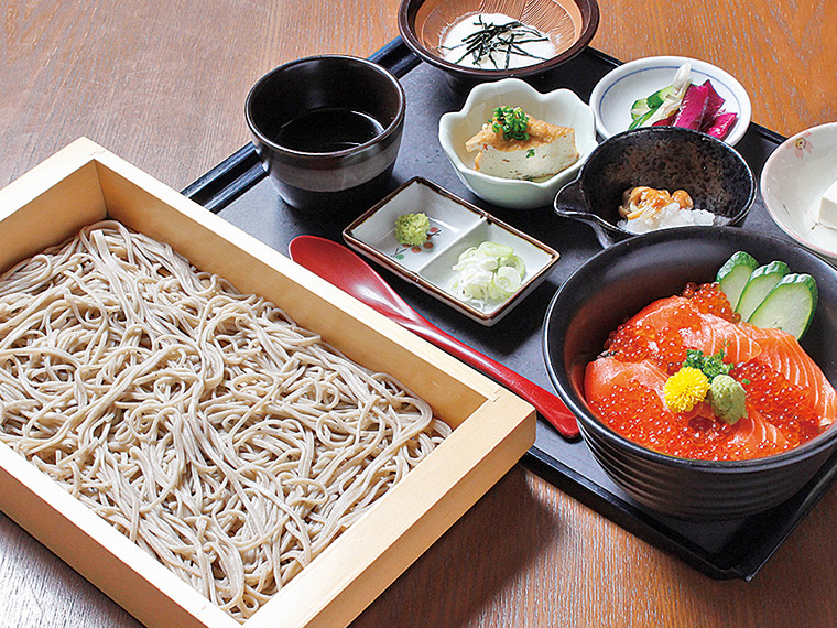 「鮭とイクラの親子丼・板そばセット」（平日1,080円、土・日曜祝日1,410円）