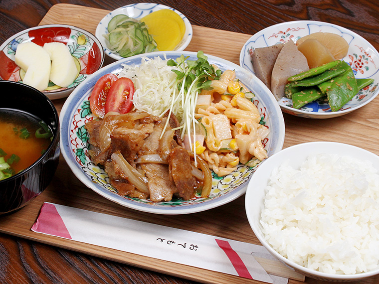 ご飯は福島県産米を使用。おかわり自由なのが魅力。メニューはFacebookやHP等で発表！