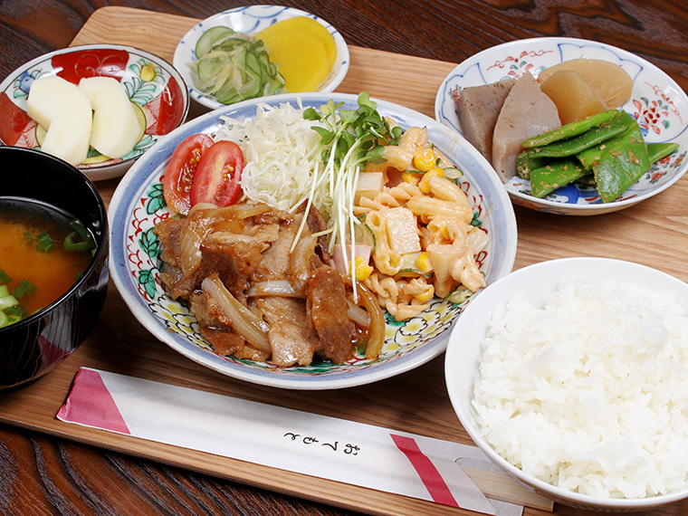 ご飯は福島県産米を使用。おかわり自由なのが魅力。メニューはFacebookやHP等で発表!