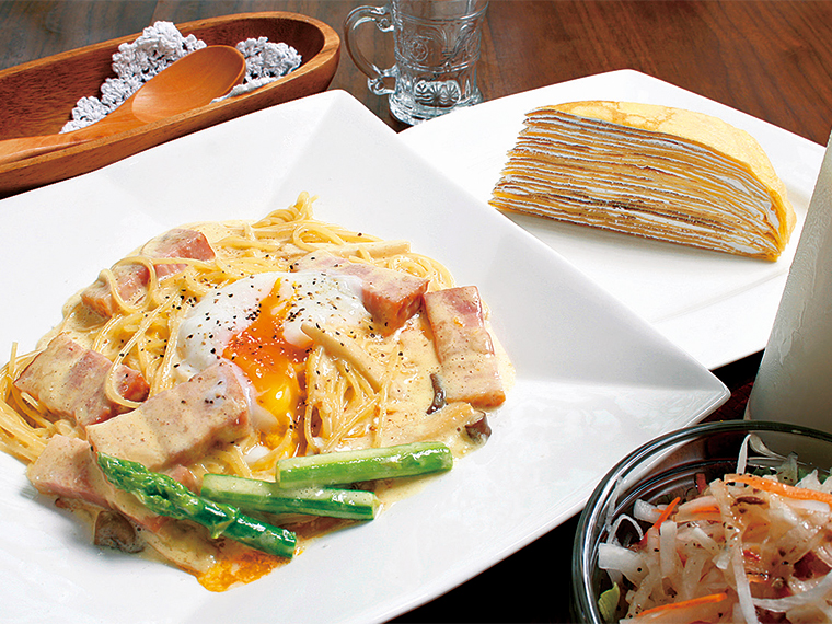 パスタセット1,100円〈パスタ(温泉たまごと厚切りベーコンのカルボナーラ)・サラダ・ドリンク・デザート〉【提供時間11:00〜19:00(18:00ラストオーダー、毎週金曜日は〜18:00)】