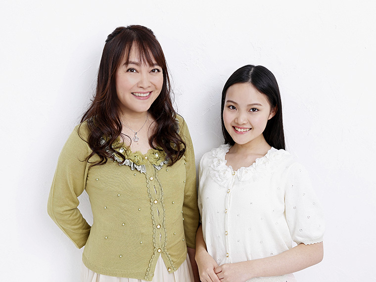 井上あずみ(左)、ゆーゆ(右)