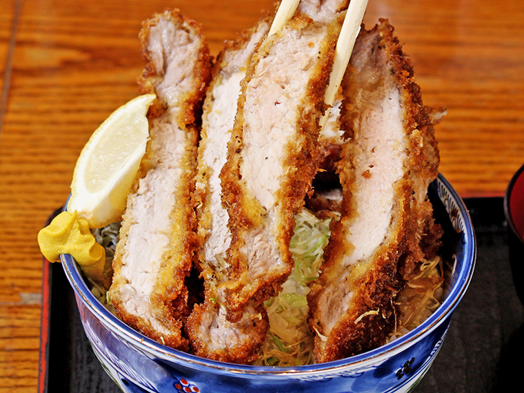 その名も「うわさのカツ丼」(2,030円)。味噌汁、キャベツ、お新香付き