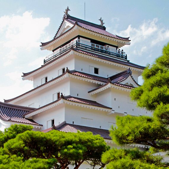 城内の公園散策も楽しめる会津若松市のシンボル「鶴ヶ城」。天守閣最上階からは、会津若松市街を一望できます