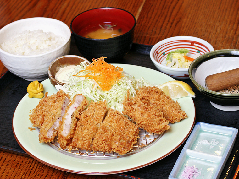 「ロースとカキフライの合盛り定食」（1,490円）