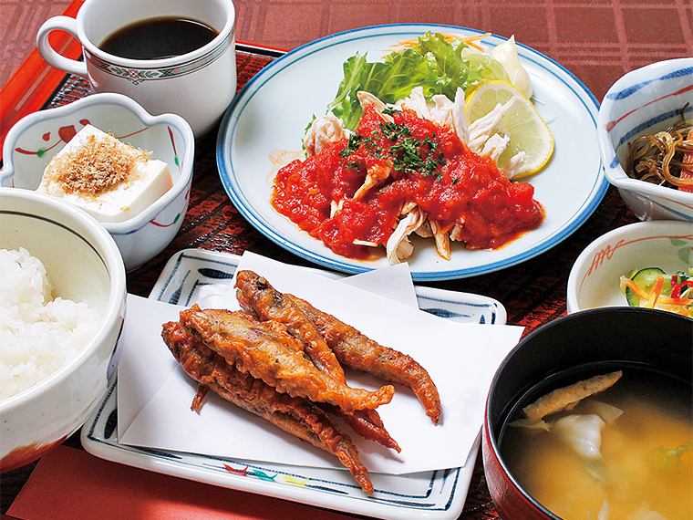 日替わりランチ700円〈メイン2種（写真はメヒカリの唐揚げ、蒸し鶏のトマトソースがけ）・冷奴・小鉢・漬物・ご飯・みそ汁・コーヒー〉【提供時間11：30〜14：00ラストオーダー】