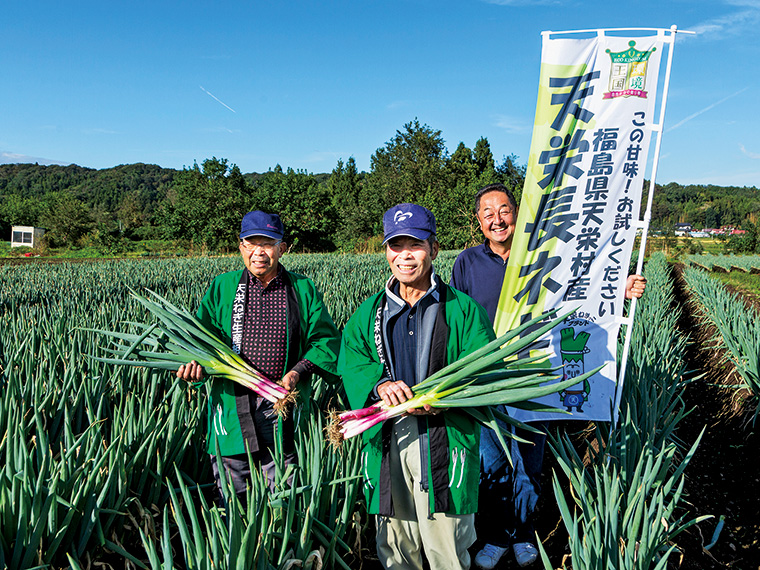 5年前より栽培を開始した兼子さん（左）と「天栄長ネギ生産組合」の組合長の古金さん（中央）、副組合長の磯部さん（右）