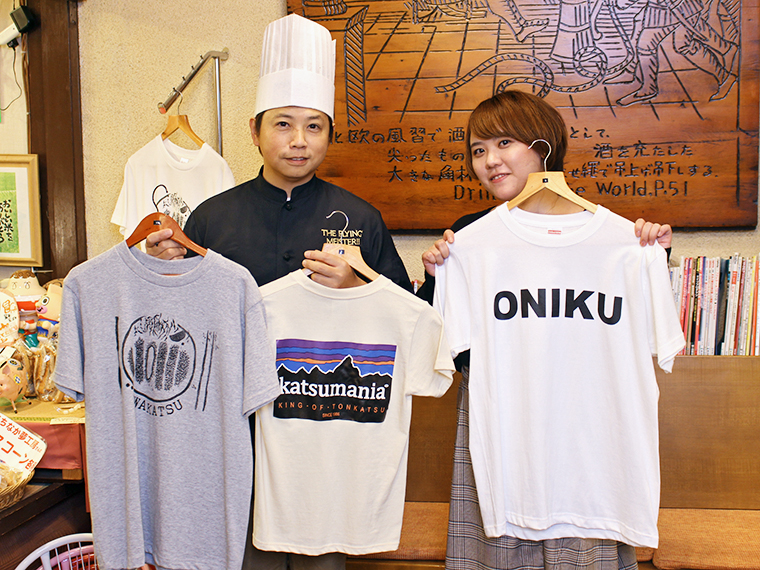 肉好きにはたまらない個性豊かなオリジナルTシャツ。代表の吉成さん(43)と。見た目年齢若すぎて驚愕