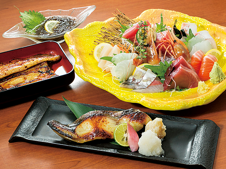 新鮮な「荒磯盛り」(2、3人前2,980円)や、大ぶりな「銀たら西京漬け焼」(1,480円)、「うなぎ蒲焼」(3,200円)など、メニューは実に豊富