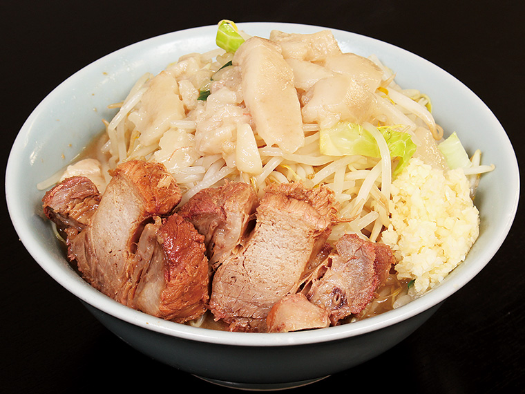 「ラーメン」（680円）。濃厚な味付けとやわらか食感の巨大なチャーシュー、野菜の盛りもボリューム満点！やみつきになるファンが続出中