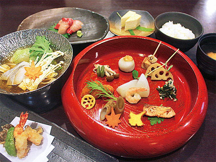 「宴舞」（1,800円）炊き合わせ、サーモンみそ焼きなどの前菜盛り合せに、天ぷら、タラの寄せ鍋、ミニケーキまで！一度に多彩な料理を少しずつ味わえる。昼限定、2日前までに要予約