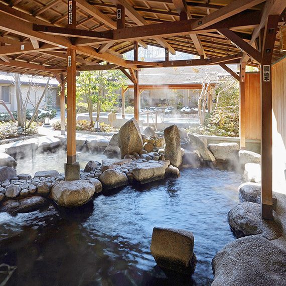 野趣あふれる「巨石と庭園の大露天風呂」(男性専用)