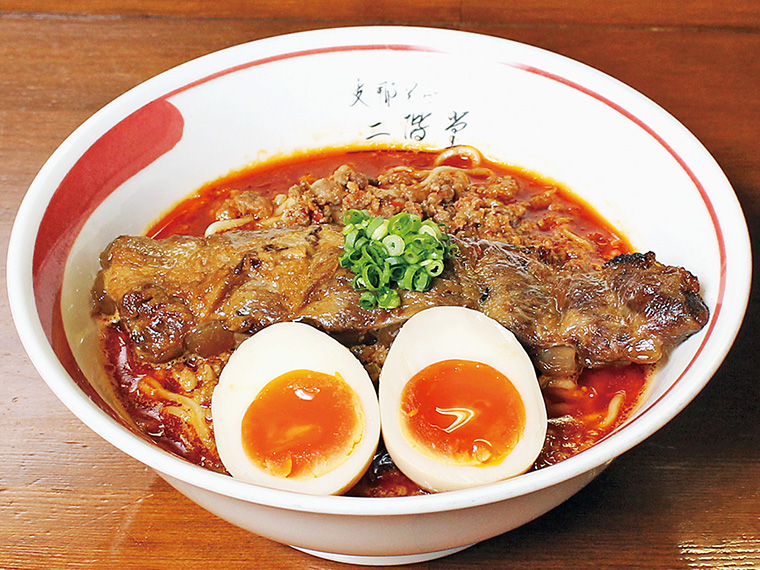 「二階堂赤そば」(780円)。生唐辛子を使った真っ赤なスープがやみつきになる一杯!ポイントは挽き肉を生唐辛子で炊き込んだ具材。辛さの中に旨みもある、これぞ"旨辛"麺だ。辛党のあなた、ぜひ!
