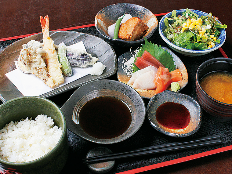 香紗1,500円〈天ぷら・刺身・豚の角煮・生野菜サラダ・ご飯・みそ汁〉【提供時間11：00〜15：00（14：00ラストオーダー）※1日限定15食】