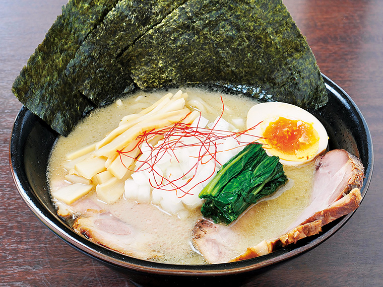 「よくばり極(ごく)中華」(1,070円)。豚と鶏で炊き出したスープに、魚介を加えた濃厚系。モチモチの太ちぢれ麺とのバランスも絶妙。海苔・玉子・チャーシュー・メンマと、トッピングすべて増量の「よくばり」版で満足度UP