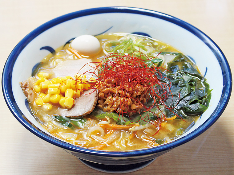 「みそ納豆ラーメン」（850円）。まろやかでコクのある味噌スープにひきわりの納豆を混ぜていただく一杯。そば屋ならではの繊細な味わいを楽しんで