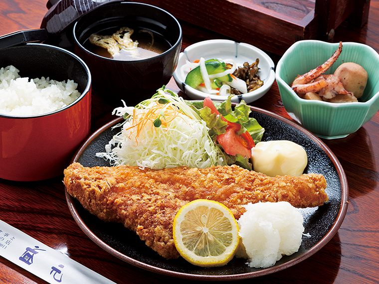 「赤魚唐揚定食」（800円）。揚げる直前に衣を絡めるのがおいしさの秘訣。カラッと揚げた赤魚のから揚げは、身もプリップリ。たっぷり添えられた大根おろしに醤油をかけて、赤魚と一緒にさっぱりいただくのがおすすめ。骨がないので丸ごと味わえるのがうれしい。ご飯、味噌汁、漬物、日替わりの小鉢が付く