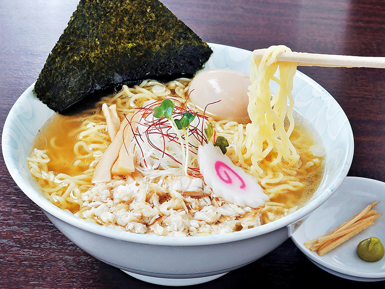 「真鯛中華・味玉入り」(850円)。鯛の旨みにモンゴル岩塩を合わせたスープが細縮れ麺によく絡む。薬味のワサビと針ショウガを加えれば味の変化も楽しめる