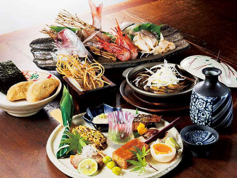 手前の八寸風に盛り付けてあるのが「そば焼きみそ」「そば田楽」「鴨生ハム」「生ゆば」など。いずれも単品で注文できる(500円前後~)。中段左が「揚げそば掻き」(880円)、右が「どじょう鍋」(1,200円)。奥のお造りは予算に応じて要予約。グラスワイン(赤・700円~)もあるのでお好みでどうぞ