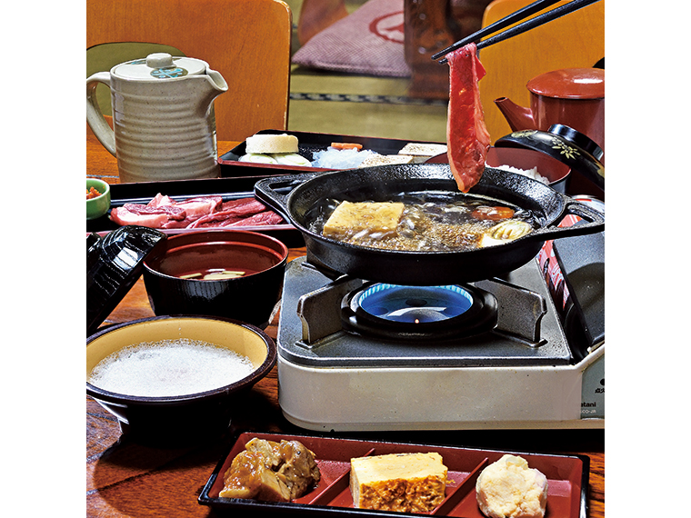 鶴我名物「會津桜鍋Wカルビ膳」（1,836円）。ランチの桜鍋には3種の日替わり惣菜、ご飯と味噌汁が付く