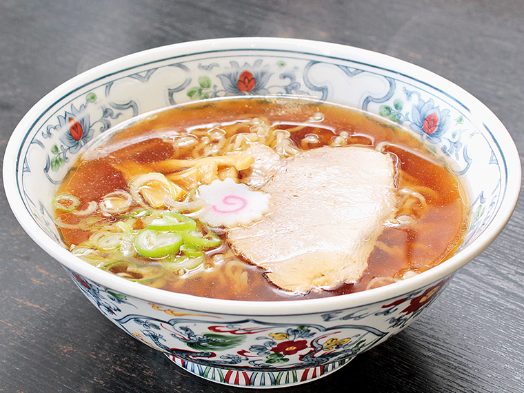 「米沢ラーメン」（600円）。澄んだスープに麺が浮かぶ昔ながらの「中華そば」。遠来のお客さんからは「懐かしい味」と評されることが多いという