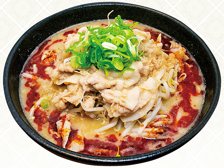 「濃厚豚骨魚介辛肉味噌ラーメン」（880円）。がっつり豚骨ベース、パンチ力抜群な濃厚味噌ラーメン。シナモンやクミン、八角などのスパイスがアクセントとなっているのは、漢方を学んだ店主ならでは。身体を芯から温める一杯