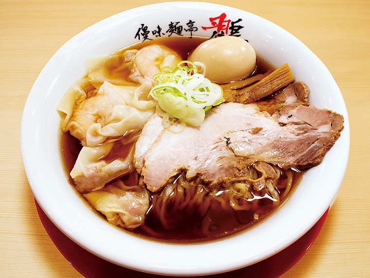 「特製鸐ラーメン」（1,100円）。海老ワンタン・肉ワンタンの2種類に加え、増量チャーシュー、味玉付き。トッピングのオールスターを楽しめる贅沢な一杯